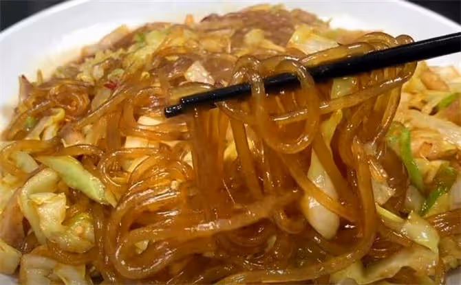 原來包菜炒粉絲這樣做,難怪以前做的不好吃老粘鍋,技巧在這裡