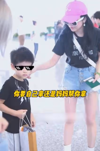 陳妍希攜子現身上海機場,一身行頭超6萬,6歲小星星表情又拽又酷