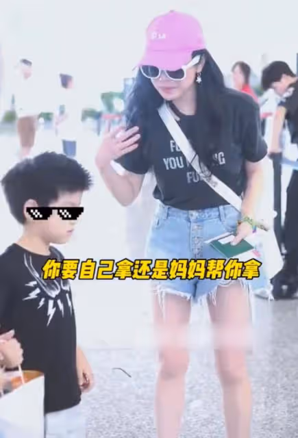 陳妍希攜子現身上海機場,一身行頭超6萬,6歲小星星表情又拽又酷