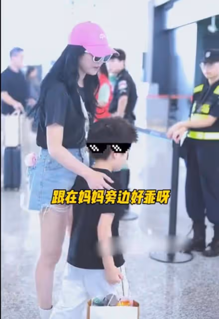 陳妍希攜子現身上海機場,一身行頭超6萬,6歲小星星表情又拽又酷
