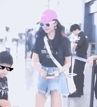 陳妍希攜子現身上海機場,一身行頭超6萬,6歲小星星表情又拽又酷