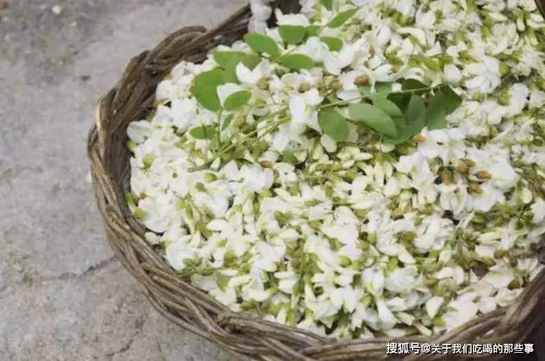 蒸槐花,最忌直接放麵粉,牢記3竅門,槐花鬆散不粘,可口香味足