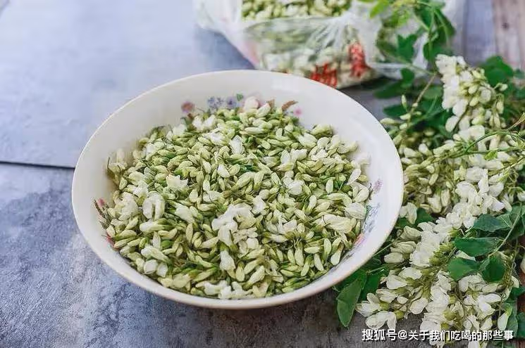蒸槐花,最忌直接放麵粉,牢記3竅門,槐花鬆散不粘,可口香味足