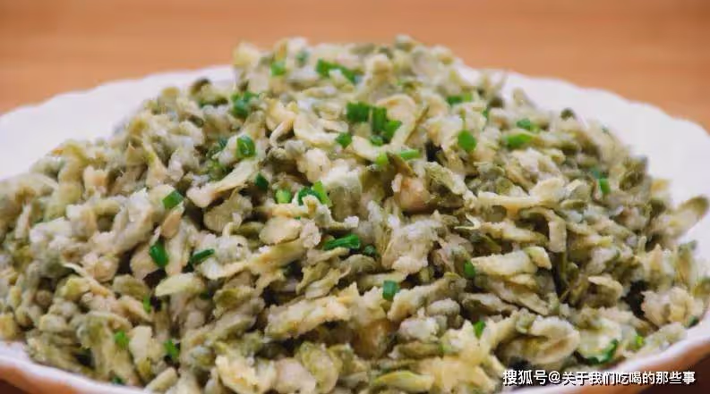 蒸槐花,最忌直接放麵粉,牢記3竅門,槐花鬆散不粘,可口香味足