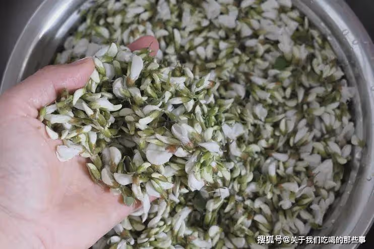 蒸槐花,最忌直接放麵粉,牢記3竅門,槐花鬆散不粘,可口香味足