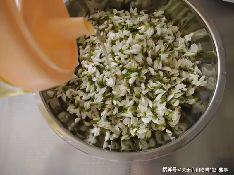 蒸槐花,最忌直接放麵粉,牢記3竅門,槐花鬆散不粘,可口香味足