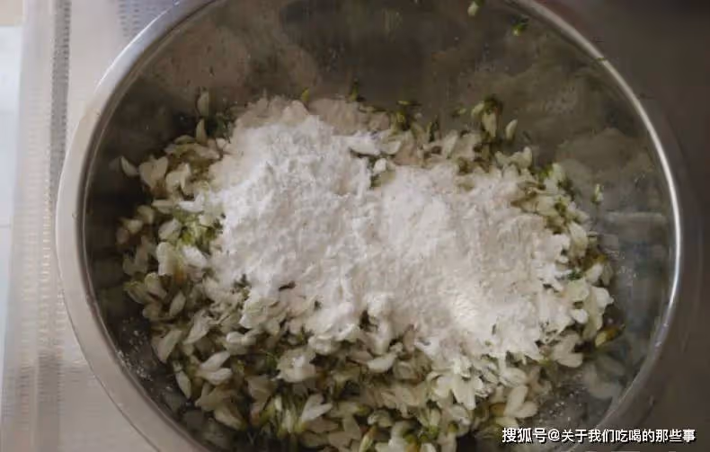 蒸槐花,最忌直接放麵粉,牢記3竅門,槐花鬆散不粘,可口香味足