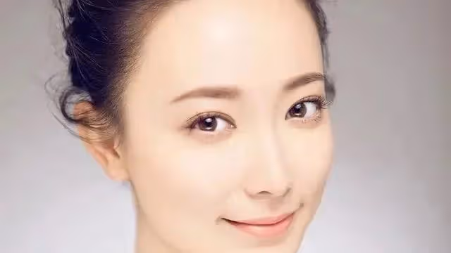 母親是皇后專業戶，自己也是演員，嫁同行為妻，一家三代其樂融融