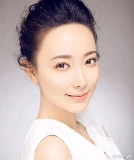 母親是皇后專業戶,自己也是演員,嫁同行為妻,一家三代其樂融融