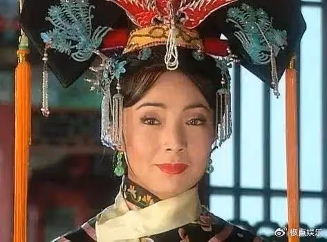 母親是皇后專業戶,自己也是演員,嫁同行為妻,一家三代其樂融融