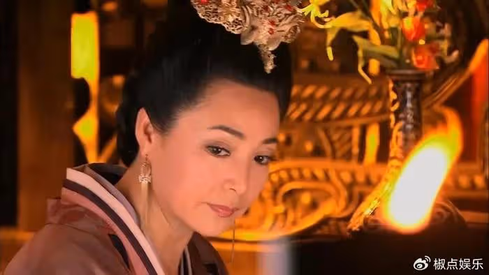 母親是皇后專業戶,自己也是演員,嫁同行為妻,一家三代其樂融融