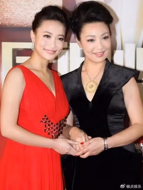 母親是皇后專業戶,自己也是演員,嫁同行為妻,一家三代其樂融融