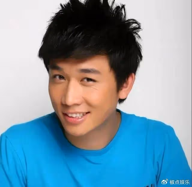 母親是皇后專業戶,自己也是演員,嫁同行為妻,一家三代其樂融融
