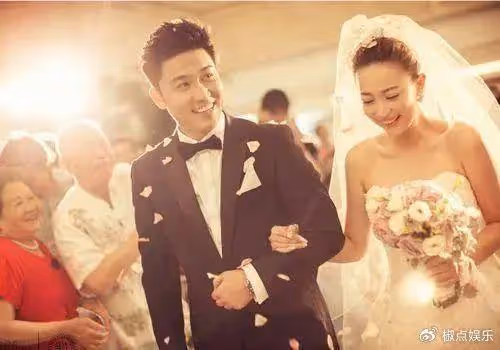 母親是皇后專業戶,自己也是演員,嫁同行為妻,一家三代其樂融融