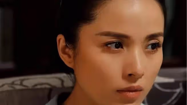 她命真好，與富商離婚後，二婚嫁名演員為妻，今一家四口其樂融融