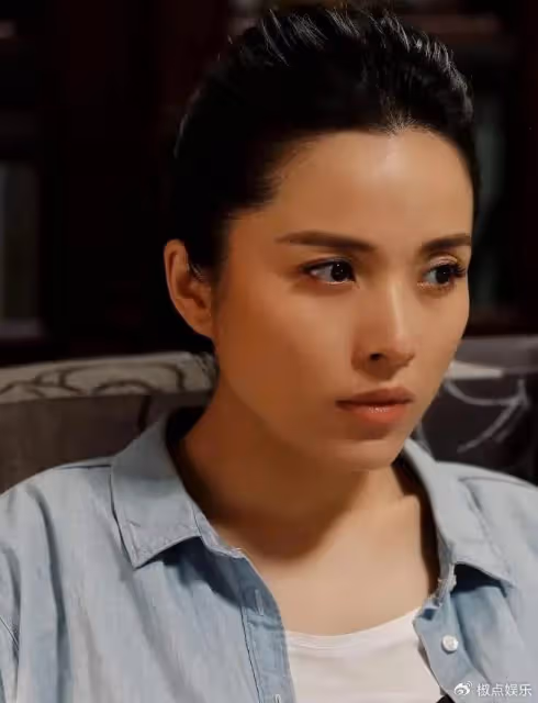 她命真好,與富商離婚後,二婚嫁名演員為妻,今一家四口其樂融融