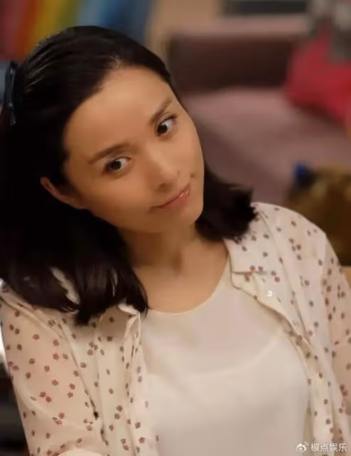 她命真好,與富商離婚後,二婚嫁名演員為妻,今一家四口其樂融融