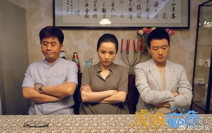 她命真好,與富商離婚後,二婚嫁名演員為妻,今一家四口其樂融融