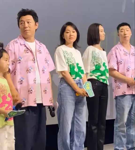 閆妮:臉比旁邊的張鈞甯胖了一大圈,連身材看起來也顯得頗為壯實