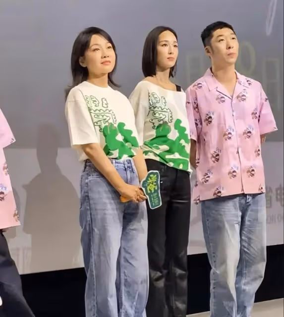 閆妮:臉比旁邊的張鈞甯胖了一大圈,連身材看起來也顯得頗為壯實