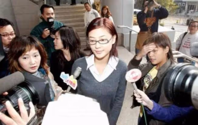 被向太認定的準兒媳,最後嫁給陳小春,如今應采兒被寵成公主
