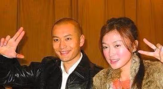 被向太認定的準兒媳,最後嫁給陳小春,如今應采兒被寵成公主