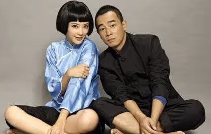 被向太認定的準兒媳,最後嫁給陳小春,如今應采兒被寵成公主