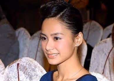 被向太認定的準兒媳,最後嫁給陳小春,如今應采兒被寵成公主