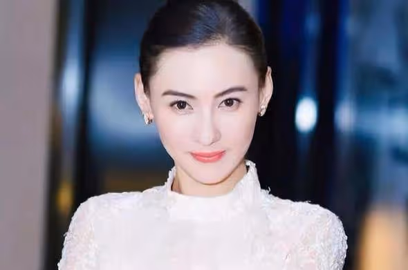 被向太認定的準兒媳,最後嫁給陳小春,如今應采兒被寵成公主