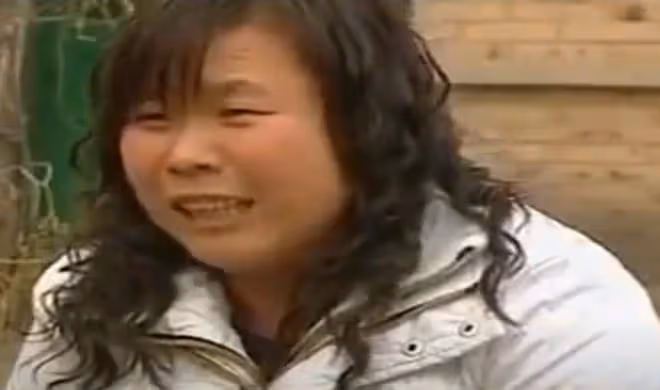 08年,河北女孩「癱瘓」臥床20年,姐姐安上監控後,戳穿多年騙局