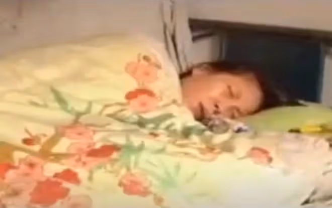 08年,河北女孩「癱瘓」臥床20年,姐姐安上監控後,戳穿多年騙局