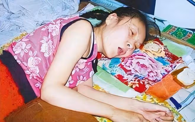 08年,河北女孩「癱瘓」臥床20年,姐姐安上監控後,戳穿多年騙局