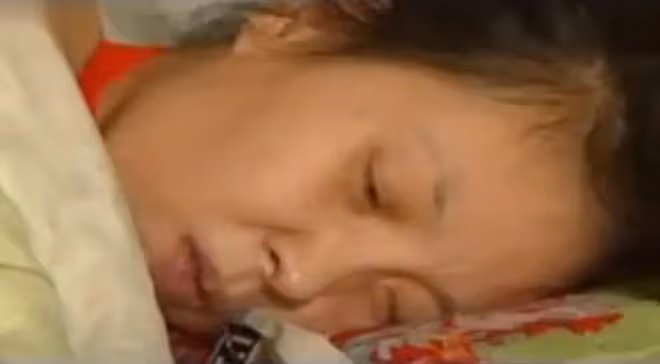 08年,河北女孩「癱瘓」臥床20年,姐姐安上監控後,戳穿多年騙局