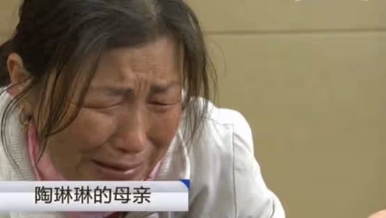 2015年,年輕女孩未婚先孕,15樓扔下新生兒,兇手:她是我的噩夢