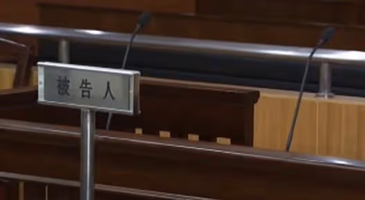 2015年,年輕女孩未婚先孕,15樓扔下新生兒,兇手:她是我的噩夢