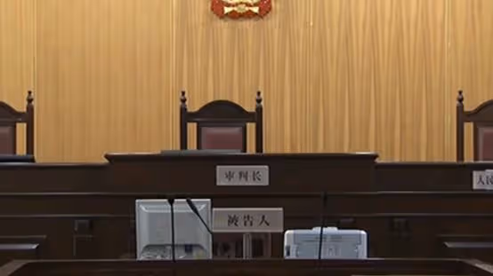 2015年,年輕女孩未婚先孕,15樓扔下新生兒,兇手:她是我的噩夢