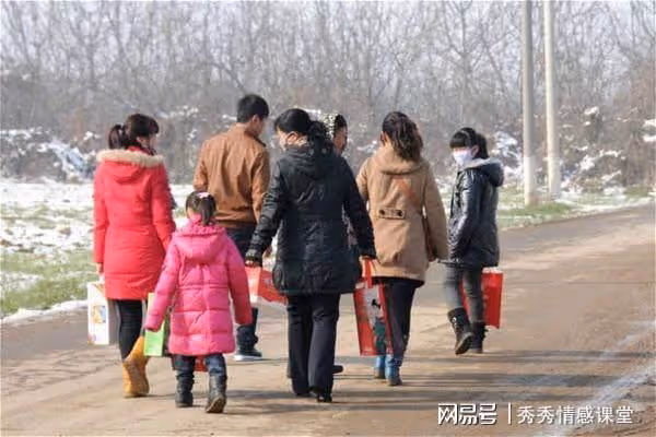 鳳凰男母親反對兒子回來過年,十幾個親戚等紅包,1000還嫌少