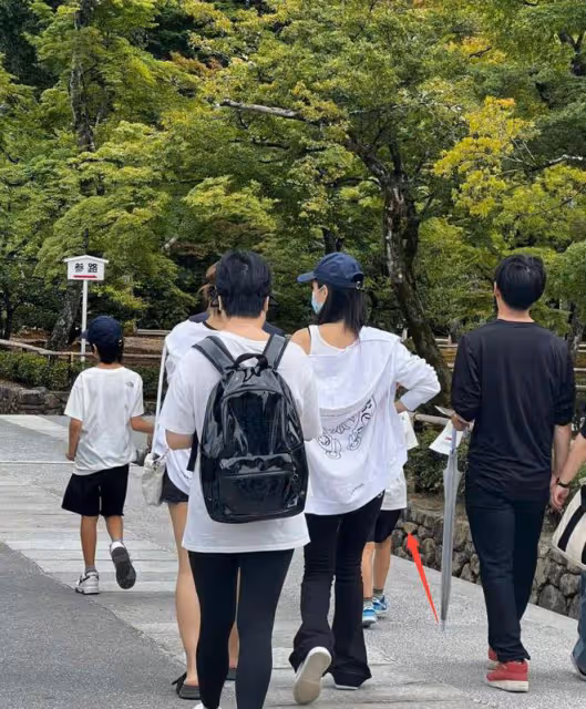 baby攜小海綿日本逛寺廟,大熱天穿外套,黃曉明媽媽疑似同行