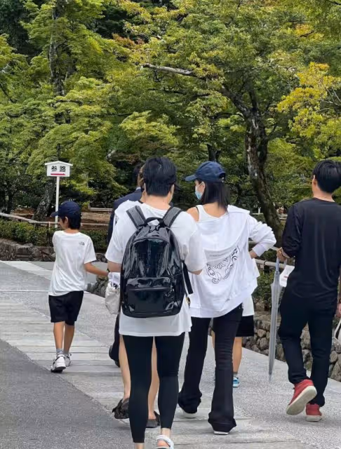 baby攜小海綿日本逛寺廟,大熱天穿外套,黃曉明媽媽疑似同行