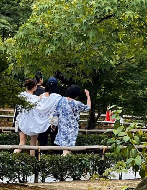 baby攜小海綿日本逛寺廟,大熱天穿外套,黃曉明媽媽疑似同行