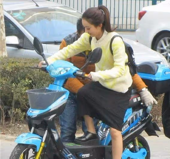 身價4億,不買名牌不開豪車,出門穿80塊衣服騎電動車