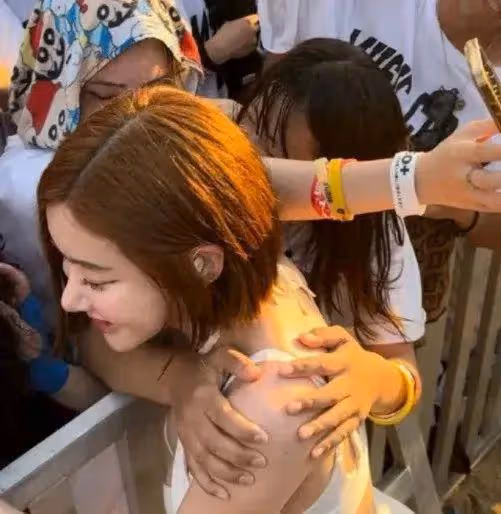 女藝人演出遭遇性騷擾,韓網友卻吐槽因為穿得太暴露?