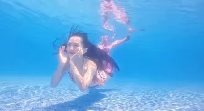 42歲謝娜曬美人魚造型,水下比心秀辣媽身材,生三個孩子無妊娠紋