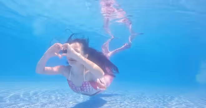 42歲謝娜曬美人魚造型,水下比心秀辣媽身材,生三個孩子無妊娠紋