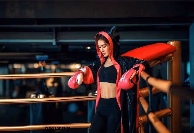42歲謝娜曬美人魚造型,水下比心秀辣媽身材,生三個孩子無妊娠紋