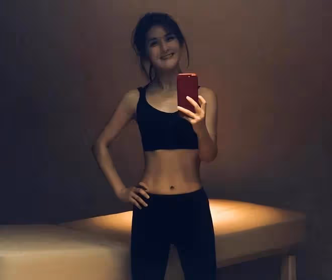 42歲謝娜曬美人魚造型,水下比心秀辣媽身材,生三個孩子無妊娠紋