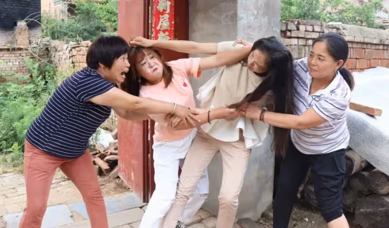結婚三年才懷孕,得知小姑子要來小住,兒媳堅決打胎離婚:沒得選
