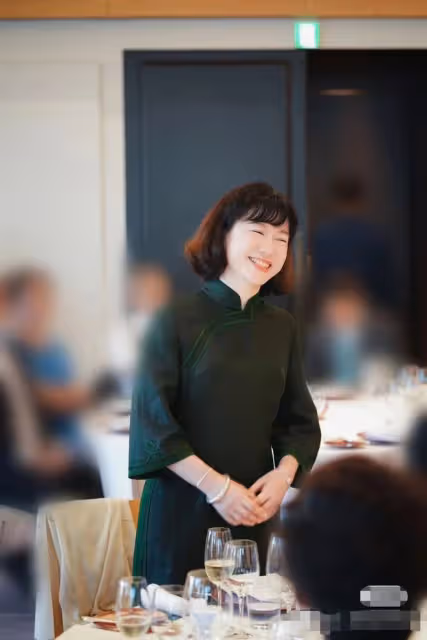 翁帆在日本聚會笑開懷，穿旗袍面前一排酒杯，老公楊振寧久病堪憂