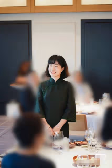 翁帆在日本聚會笑開懷，穿旗袍面前一排酒杯，老公楊振寧久病堪憂