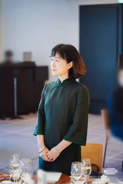 翁帆在日本聚會笑開懷，穿旗袍面前一排酒杯，老公楊振寧久病堪憂